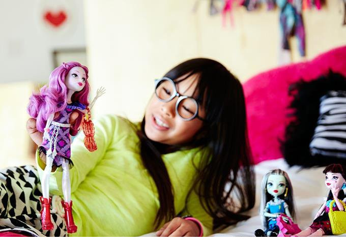 Главные персонажи из серии Monster High в модных нарядах  